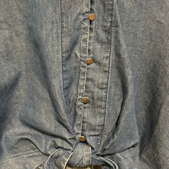NWT Express Chambray V neck top with tie at waist. Size S - Picture 3 of 5